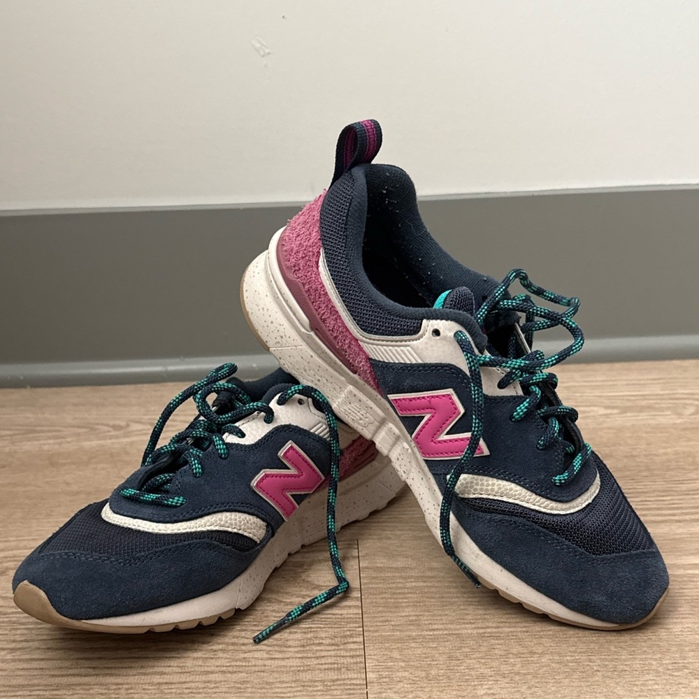 New Balance 997H Women's Sneakers in Navy and Pink